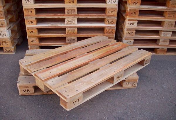 Pallet gỗ keo được tạo thành từ những thanh gỗ keo chắc chắn